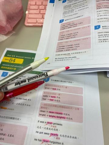 賴祖兒 - 除了當老師，正職是在出版業打滾的編輯，負責一本書一條龍的出版（企劃、發稿、整稿、校對、看設計、處理印務、撰寫文案、發想行銷、回覆讀者⋯⋯）