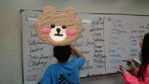 賴祖兒 - 除了正規課程，也希望學生在遊戲中學習，這個遊戲是比哪隊寫得出更多的職業名稱（剛好教到職業的單元），學生玩得很起勁，台下學生也很熱烈在幫忙