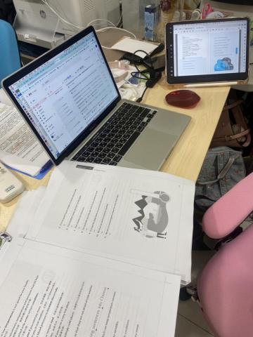 賴祖兒 - WFH期間，在家裡克難的校稿現場。