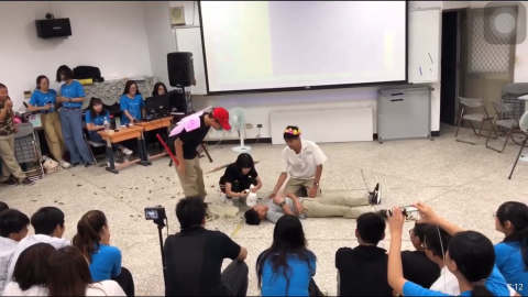 張芷綺 - 帶領學生演出全英文戲劇