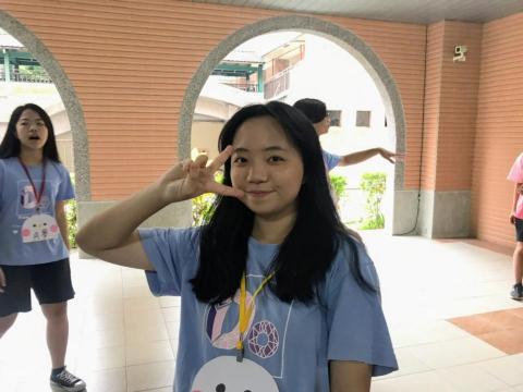 廖亭榕 - 我的個性活潑開朗，喜歡小孩，曾多次到偏鄉進行服務及閱讀推廣，還有到馬來西亞進行國際志工交流服務的經驗。在社團擔任副社長，也在學校擔任晨會司儀，有良好的耐心及口條能教導學生