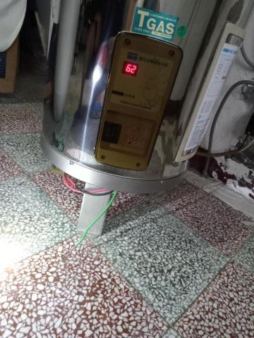 “水電郭師父個人工作室”水電/冷氣/熱水器/濾水器 - 至客戶家用電評估發現使用中的電熱水器沒有接上接地線。