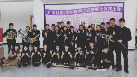 長號碩士馮老師 - 105學年度擔任羅東高商管樂合奏指揮,獲全國音樂比賽管樂合奏高中職B組宜蘭縣賽優等第二名 長號碩士馮老師 - 105學年度擔任羅東高商管樂合奏指揮,獲全國音樂比賽管樂合奏高中職B組宜蘭縣賽優等第二名