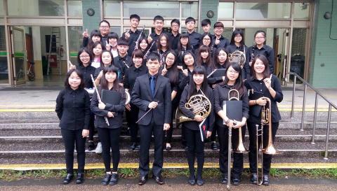 長號碩士馮老師 - 105學年度擔任羅東高商管樂合奏指揮,獲全國音樂比賽管樂合奏高中職B組宜蘭縣賽優等第二名 長號碩士馮老師 - 105學年度擔任羅東高商管樂合奏指揮,獲全國音樂比賽管樂合奏高中職B組宜蘭縣賽優等第二名
