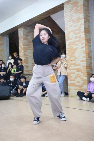 游斯涵 - 大學舞蹈比賽