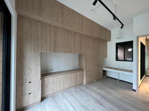 林柏岑 - 來自桃園的林小姐
           小坪數的房間需要最大化的收納
修飾掉寬度高達80公分的主樑的同時
避開"床頭壓樑"的方水忌諱。
