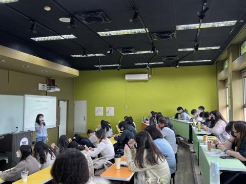 Jewel 黃微 - 2022/3致理大學就業市場趨勢講座 Jewel 黃微 - 2022/3致理大學就業市場趨勢講座