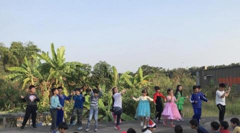 宋佩佳 - 小二小朋友們在萬聖節的舞蹈演出照片
