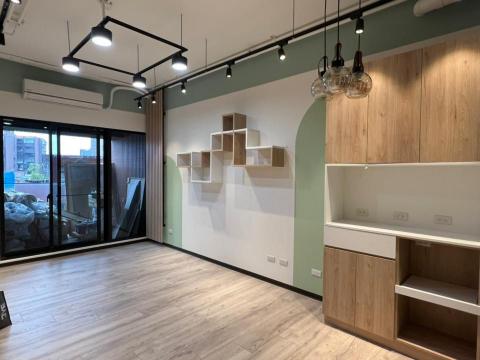 林柏岑 - 來自桃園的林小姐
          業主希望在日式輕工業中，可以增加一點活潑的元素，所以在沙發背後加上了造型油漆跳色，並規劃了造型系統層板供業主擺放可愛的擺件~