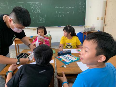 葉宴萍 - 到高雄的國小課後輔導英文