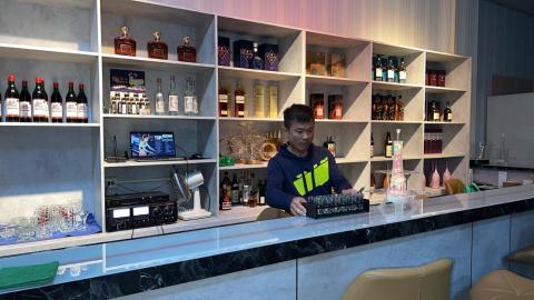 宏匠室內裝潢設計企業社 - 吧台！酒櫃！

小空間大運用宏匠室內裝潢設計都可以依照您的需求量身打造一個溫馨歡樂的居家生活空間。
丈量/設計/保護作業/監工/水電/油漆/木作/五金/燈源/輕鋼架/完工清潔/等各項。