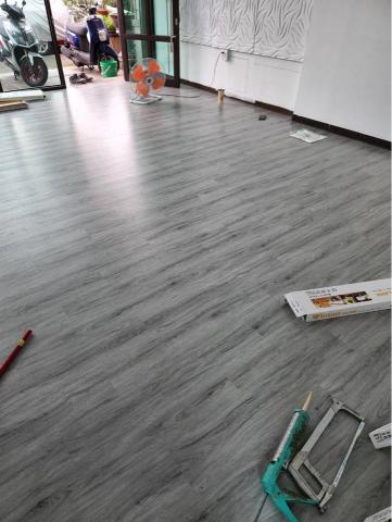 宏匠室內裝潢設計企業社 - 全室改塑膠地板

小空間大運用宏匠室內裝潢設計都可以依照您的需求量身打造一個溫馨歡樂的居家生活空間。
丈量/設計/保護作業/監工/水電/油漆/木作/五金/燈源/輕鋼架/完工清潔/等各項。