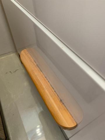 凃韋君 - 未除塵前的衣櫃把手