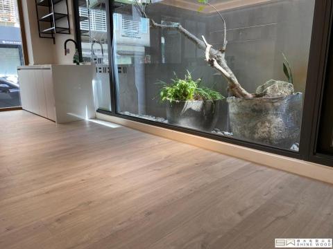 Quick.Step快步一翔木地板 - 至臻系列-IM1854
自然逼真的真實木紋結構
板片上的樹節，裂縫注入了些微歷史風味
營造出帶有鄉村氣息的雋永感。
