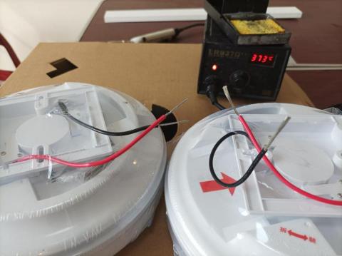 晨創手機維修燈光設計/手機改裝維修工作室 - 左測燈具線組上錫,右側是燈具來時線芯未上錫,上錫是增加一些耐壓而不是把線捲一捲就好 晨創手機維修燈光設計/手機改裝維修工作室 - 左測燈具線組上錫,右側是燈具來時線芯未上錫,上錫是增加一些耐壓而不是把線捲一捲就好