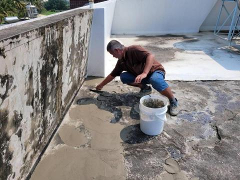 統儀企業社 - 龜裂處跟空心薄弱地方打除，用水泥沙加益膠泥補平
