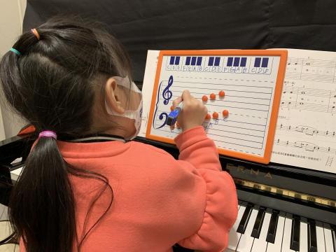 美樂老師音樂教學團隊 - 兒童鋼琴課程以有趣的方式讓小朋友學習音樂知識。