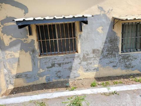 統儀企業社 - 龜裂跟空洞，砌磚外漏用水泥沙加益膠泥補強