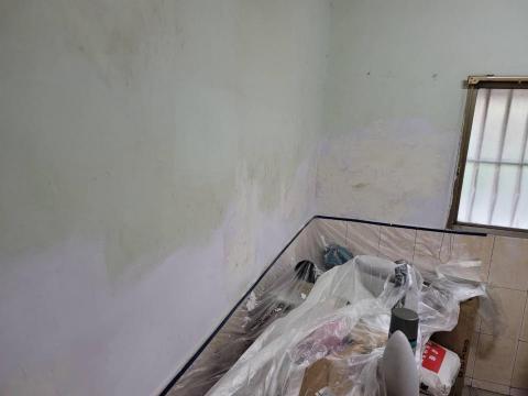 統儀企業社 - 室內牆壁癌跟水泥漆剖落處，刮掉跟補土