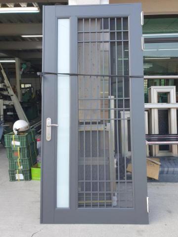 詠鑫整修工程行 - 鐵灰色紗門 詠鑫整修工程行 - 鐵灰色紗門