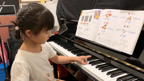 美樂老師音樂教學團隊 - 彈琴著重於基本彈奏姿勢的建立，透過系統化的教學讓孩童建立正確的彈琴姿勢。