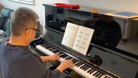 美樂老師音樂教學團隊 - 成人鋼琴學習不限年齡，無基礎也可學習，不用擔心學不會！