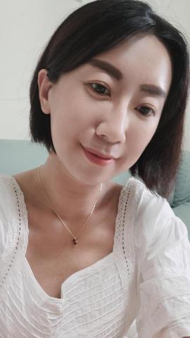 萌恩家教工作坊 - Tiffany老師本人 ??要放自己照片也是很不好意思，但總要讓媽媽們了解一下。自認是孩子王，也是一個不用兇小孩卻會怕的老師，有威嚴，但上課有趣、好吸收。最討厭只有唱唱跳跳的英文課，覺得根本浪費媽媽學費也耽誤孩子學習。但傳統填鴨式的英文課也讓老師我很不喜歡～該背的要背，主要希望孩子能用理解代替死記。