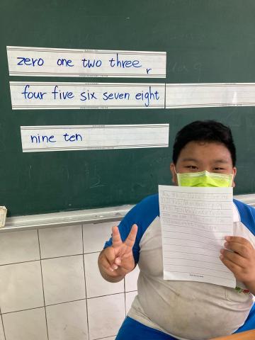 謝昀蓁 - 指導A-Z寫在正確位置以及數字1-10的英文寫法