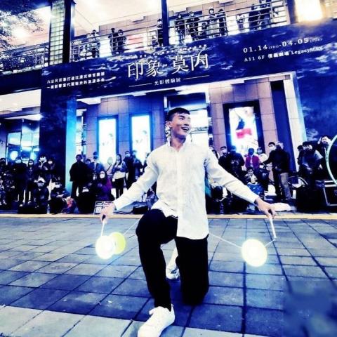 曹和立 - 信義區香提大道街頭表演