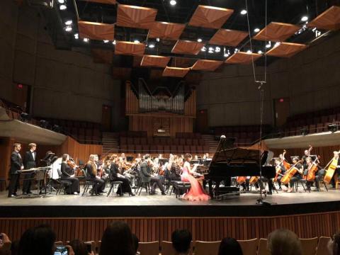 黃老師鋼琴演奏碩士/工作室 - 在加拿大參加比賽勝出取得與樂團出演鋼琴協奏曲獨奏機會（3次經驗）