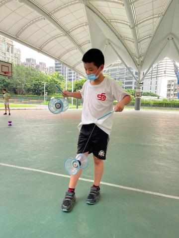 曹和立 - 小學社團學生學雙鈴