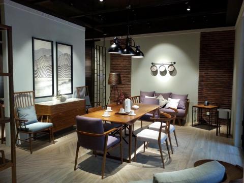 林詠晴 - &bull;商業空間室內裝修設計／施工／監工
&bull;家具訂製／軟裝家飾搭配