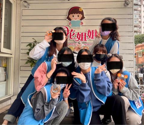 康瑜倢 - 實習時，我們到花花姊姊親子館帶孩子手作沙鈴。