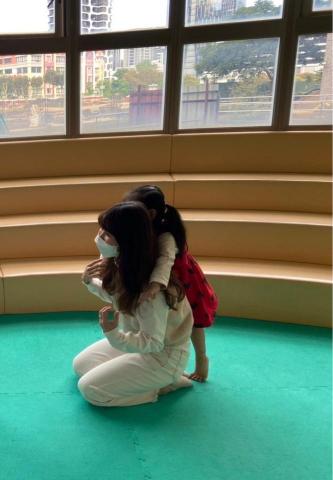 康瑜倢 - 在托嬰中心實習時，孩子喜歡跟我玩在一起。