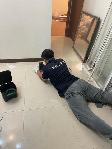 威迅企業社 - 為了更精準的尺寸，不惜在地板上調整水平