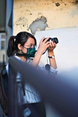 提供過年背景服務的專家周愛恩