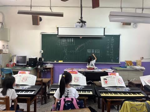 牙牙老師 - 認真上課的僑仁國小?