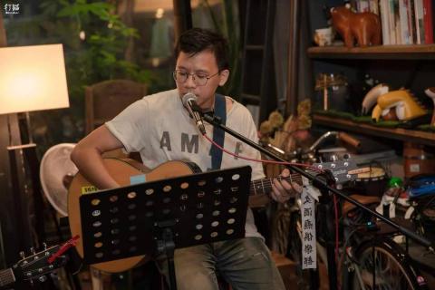 王健宇 - 健宇老師吉他演出照