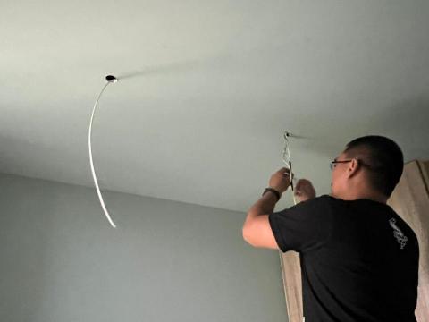 宅急修阿鴻 - 客戶需求裝設2盞維多利亞吊燈,但裝潢時忘了預留維修孔,但還是希望能不要看到明線,於是努力盡量幫客人達成需求!