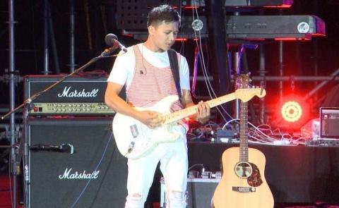 王健宇 - 健宇老師電吉他演出照