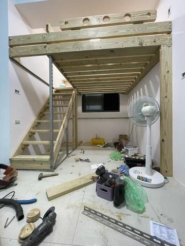 靖葇工程行 - 自己家裡女兒閣樓高架床、採用一吋半304角鐵雙洞固定牆壁地板包邊腳鐐加強整體穩定型模板才用南方松木板製作固定木板採用膨脹螺絲長度為兩吋半純純喔強韌度都夠
