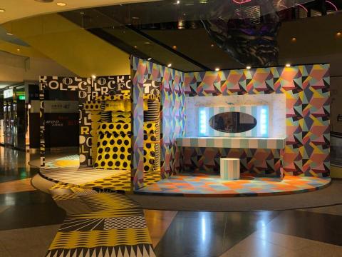 獨創風格整合行銷&設計 - 【空間設計規劃】
too cool for school x windows 信義威秀舞台
來到二十一世紀,在許多重要的位置都能看到妳的身影,女性不該是過去傳統觀念的妳,女性也能夠很做自己。妳可以在妳的主場上,使用too cool for school梳化妳的妝容,當然也能用Windows優化妳的事、業利器。 獨創風格整合行銷&設計 - 【空間設計規劃】
too cool for school x windows 信義威秀舞台
來到二十一世紀,在許多重要的位置都能看到妳的身影,女性不該是過去傳統觀念的妳,女性也能夠很做自己。妳可以在妳的主場上,使用too cool for school梳化妳的妝容,當然也能用Windows優化妳的事、業利器。