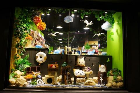 獨創風格整合行銷&設計 - 【寵物公園淡北店櫥窗陳列設計】
為寵物公園淡北店,所做的櫥窗設計與提案。淡水在地理位置擁有許多的天生優勢,諸如東南亞海路的中途站的河口、淡水、港口、荷蘭人、海盜傳說這些故事的交織,讓我想為即將開幕的淡北店換 上具有海盜氛圍的裝飾,而主題就訂為「寵物與他們的藏寶地」。 獨創風格整合行銷&設計 - 【寵物公園淡北店櫥窗陳列設計】
為寵物公園淡北店,所做的櫥窗設計與提案。淡水在地理位置擁有許多的天生優勢,諸如東南亞海路的中途站的河口、淡水、港口、荷蘭人、海盜傳說這些故事的交織,讓我想為即將開幕的淡北店換 上具有海盜氛圍的裝飾,而主題就訂為「寵物與他們的藏寶地」。