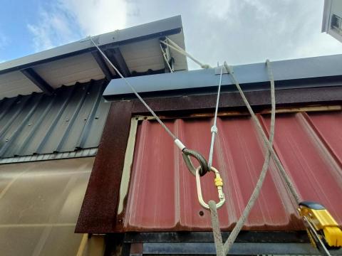 新立外牆繩索工程 - 頂樓加蓋鐵皮切口銳利改用鋼索分力確保