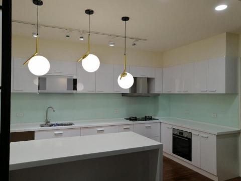 城堡營造室內工程公司 - 大廚房加中島