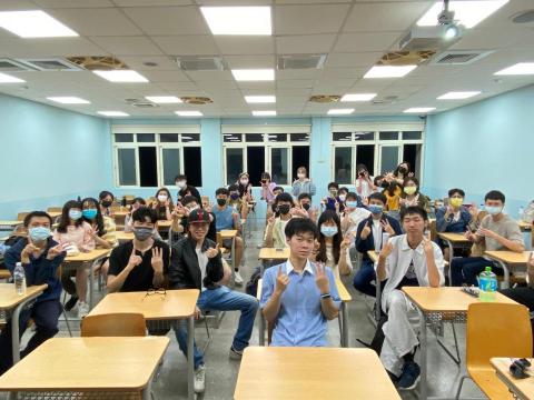 Ericording音樂工作室 - 台大社課講課與學生合照 愛你們❤️