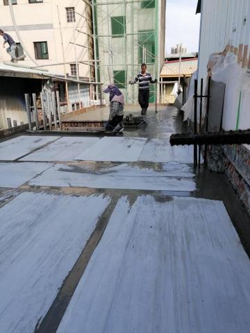 城堡營造室內工程公司 - 頂樓濕式養護施工