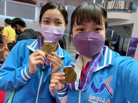 吳宥玲 - 111年全大運女子甲組雙打金牌,右邊妹妹頭是我本人 吳宥玲 - 111年全大運女子甲組雙打金牌,右邊妹妹頭是我本人