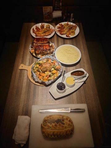 三川的食樂工作坊（Chuan-Foodie） - 威靈頓牛排左肉汁、義式烤豬捲左野苺醬、蒜香烤波龍左荷蘭醬、迷迭香烤春雞左時蔬、法式薯泥