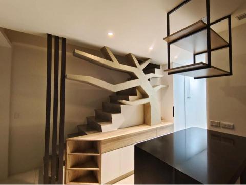 立禾川室內裝修 - 簡約樓梯口搭配時尚漆面黑中島吧台